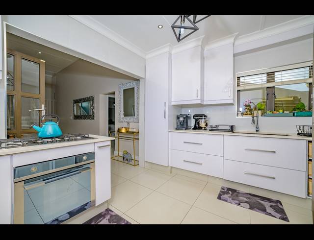 3 BEDROOM TOWNHOUSE FOR SALE IN COWIES HILL